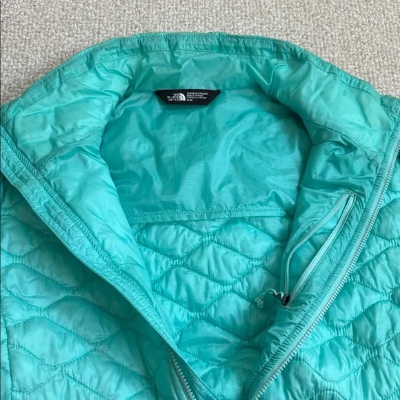 The North Face Aqua Thermoball Quilted Jacket - Picture 3 of 6